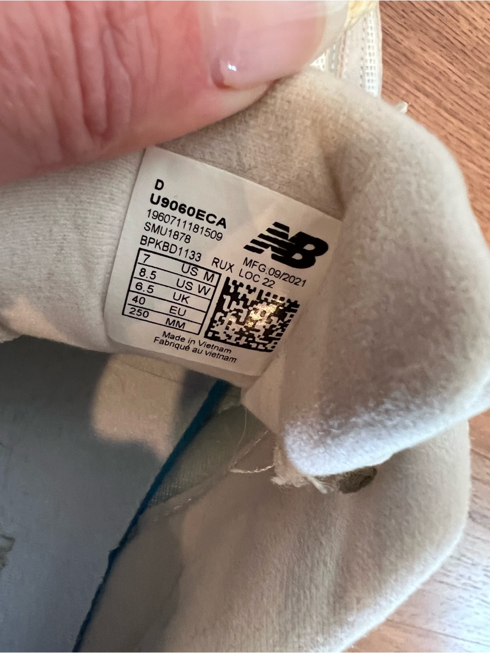 New Balance Women’s Cream and Light Gray Chunky Sneakers 9060 women 8.5 - Picture 4 of 8